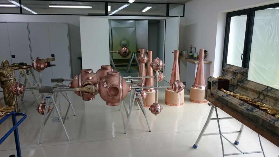 Arbeiten an Gold- und Bronzeteilen durch Müllner Werkstätten