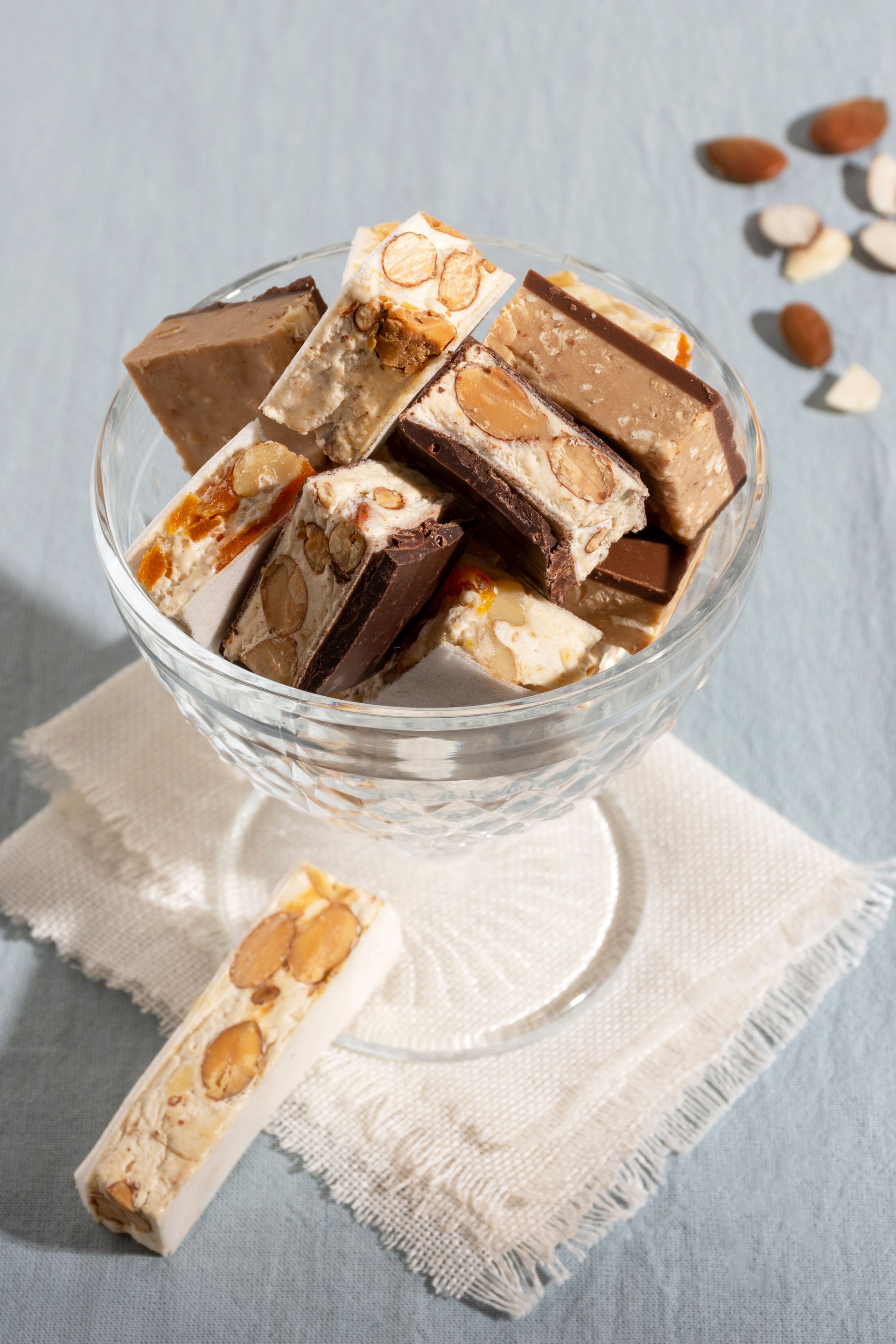 Selección de trozos de turrón en vaso de cristal