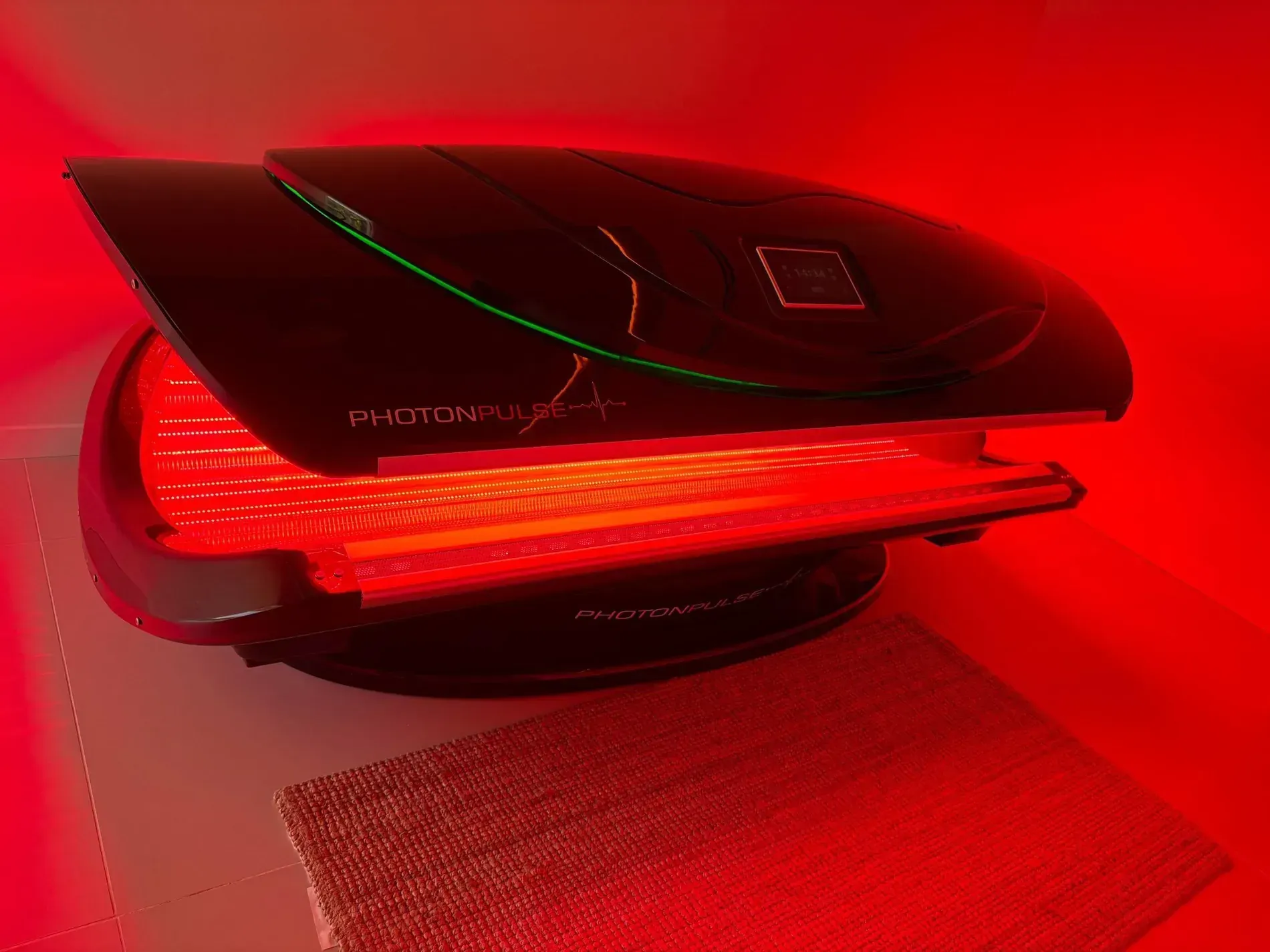 Dispositivo de terapia de luz roja, que emite una luz roja brillante.