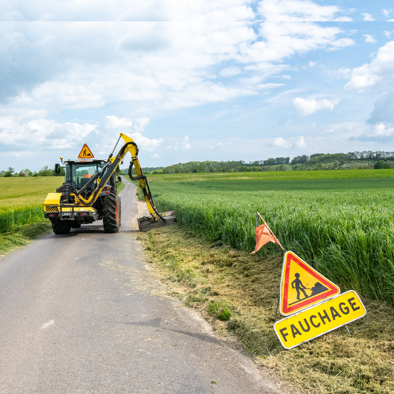 Travaux de fauchage en bord de route.