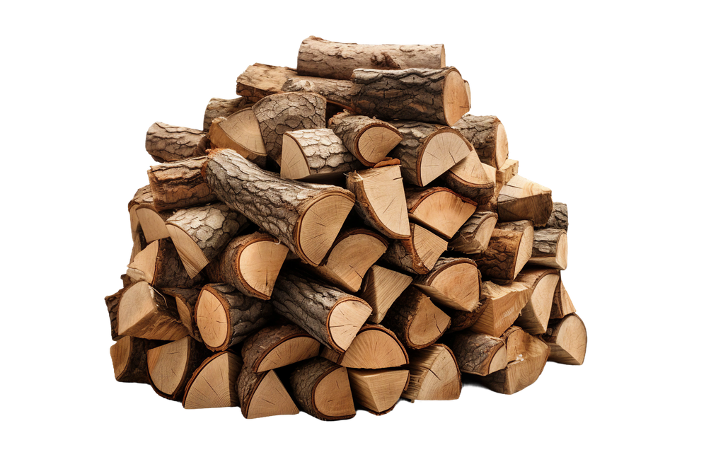 Pile de bûches de bois fendues sur fond blanc