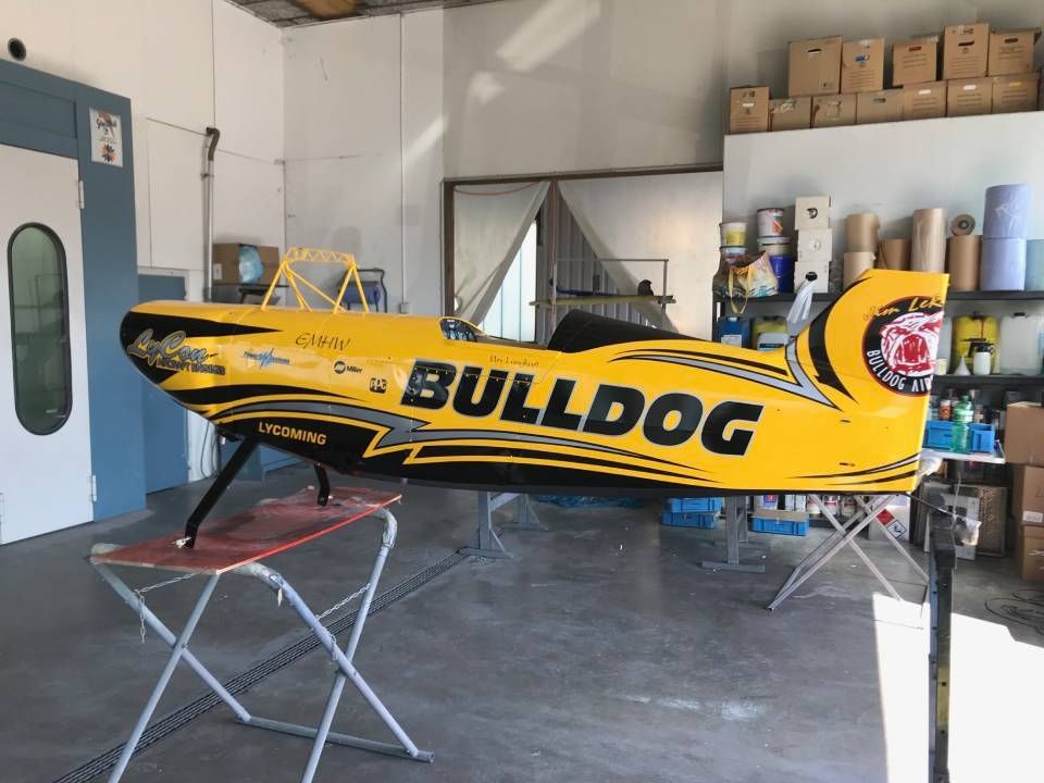 Gelb-schwarze Karosserie eines Rennwagens der Marke