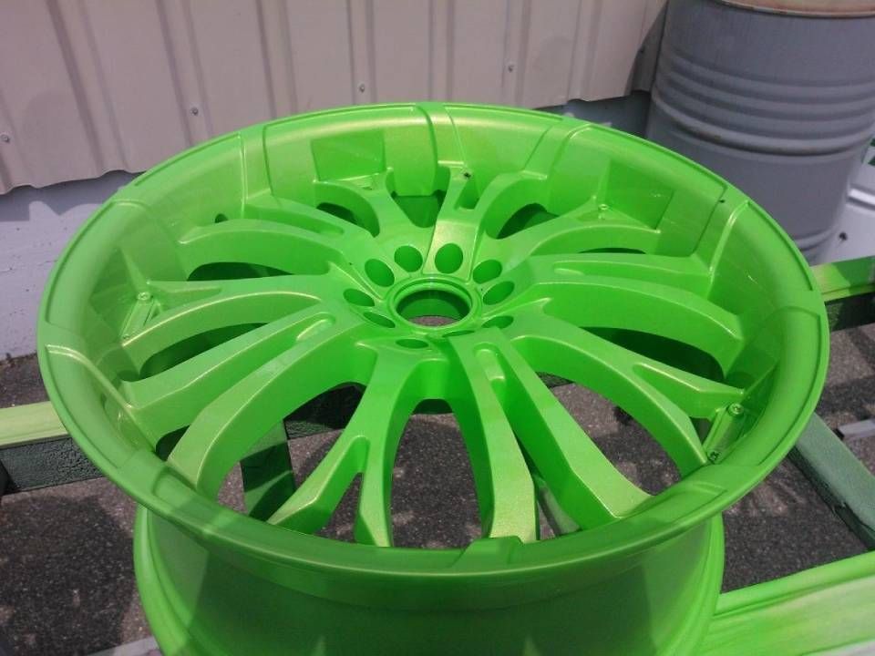 Grün lackiertes Autorad.