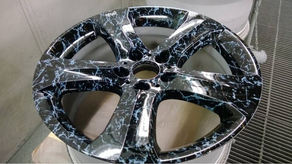 Autorad mit schwarz-blauem, marmorähnlichem Muster.