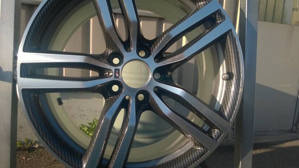 Silberne und schwarze Leichtmetallfelge mit fünf Speichen, für den Aussenbereich.