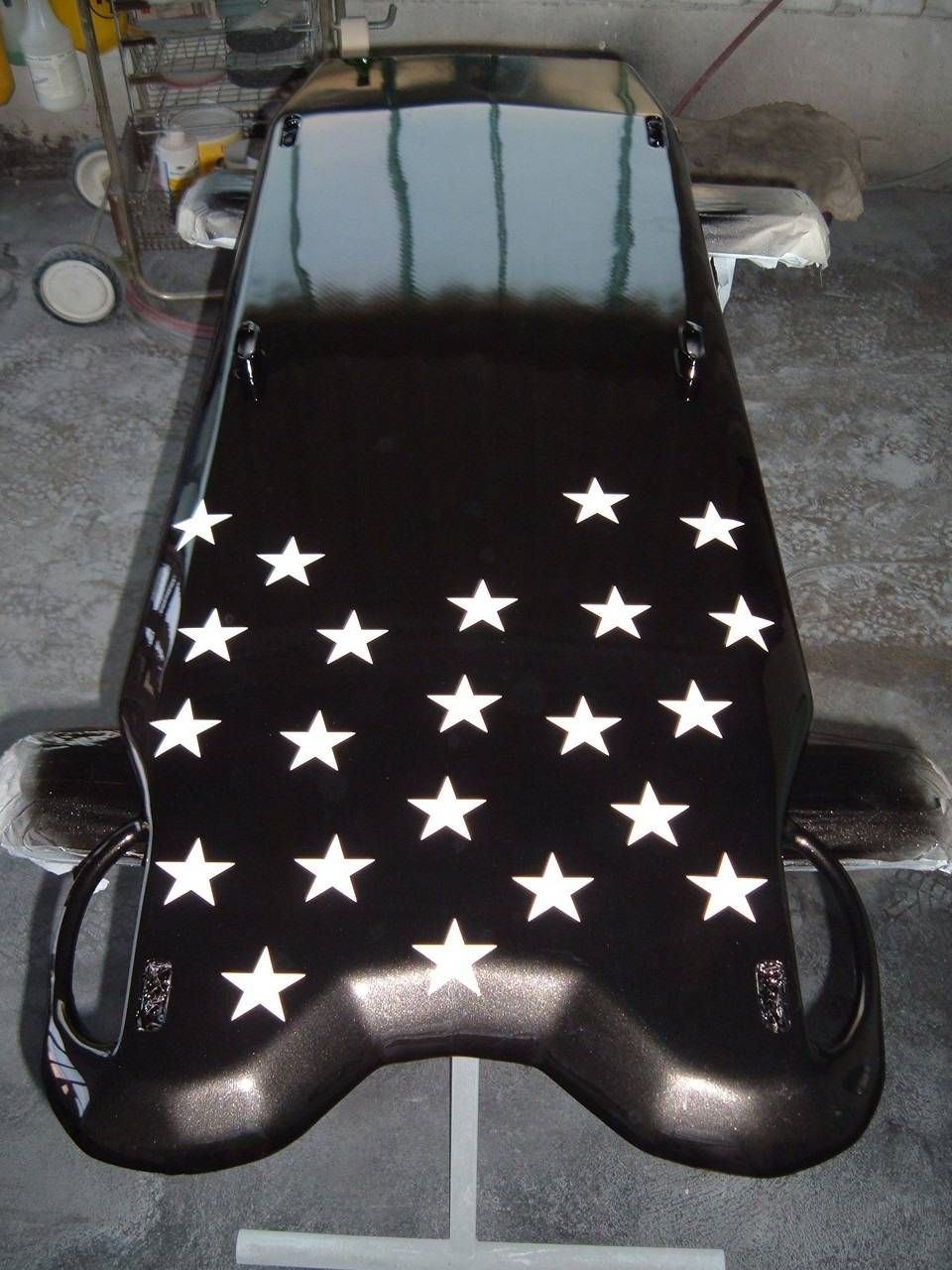 Schwarzer und weisser Schneemobilsitz mit Sternenmuster.