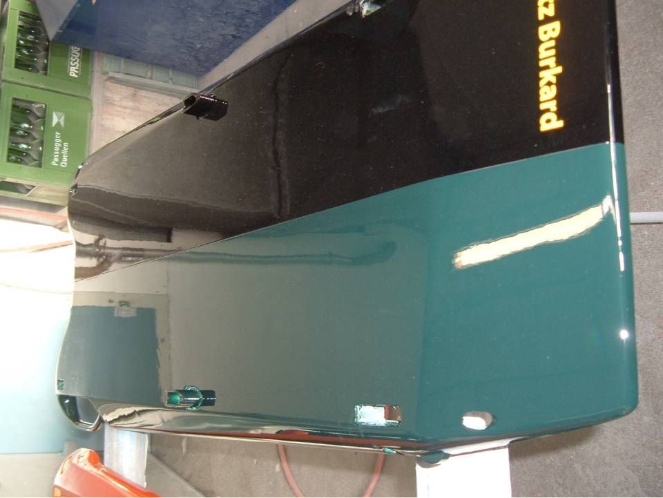 Autotür schwarz und türkis lackiert mit goldenem Schriftzug „Fritz Burkhard“.