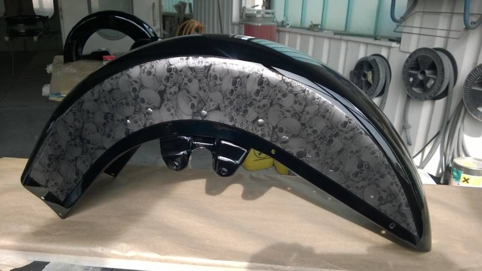 Schwarzer Motorradkotflügel mit silberfarbenem, gesprenkeltem Muster.