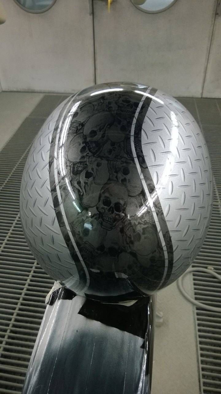 Motorradhelm, silber-schwarzes Totenkopf-Design, Riffelblechmuster, schwarzer Streifen.