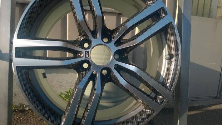 Silberne und schwarze Leichtmetallfelge mit fünf Speichen, für den Aussenbereich.