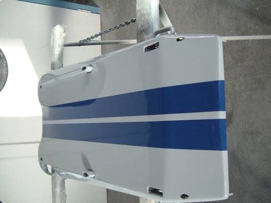 Autotür, hellgrau mit zwei blauen Streifen, wird lackiert.