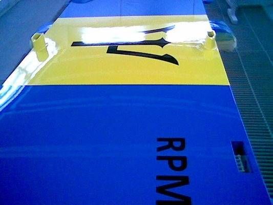 Blauer und gelber Flügelabschnitt mit schwarzer Aufschrift „11“ und „RPM“.