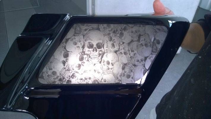 Schwarze Motorradtasche mit Totenkopfmotiv im transparenten Innenfach. Tragetasche.