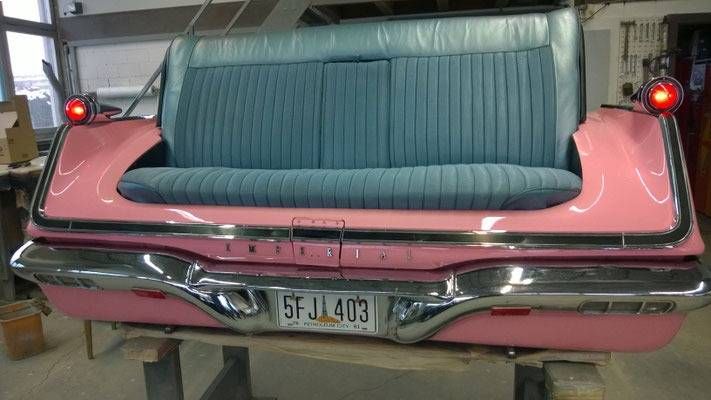 Rosafarbenes Sofa im Vintage-Stil mit blau gepolstertem Sitz und Chromdetails.