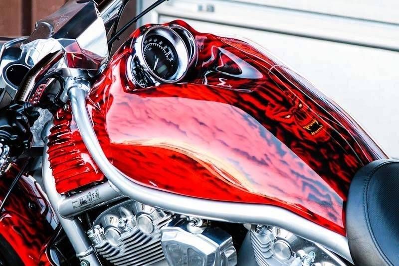 Roter und schwarzer Custom-Motorradtank mit Chromakzenten.