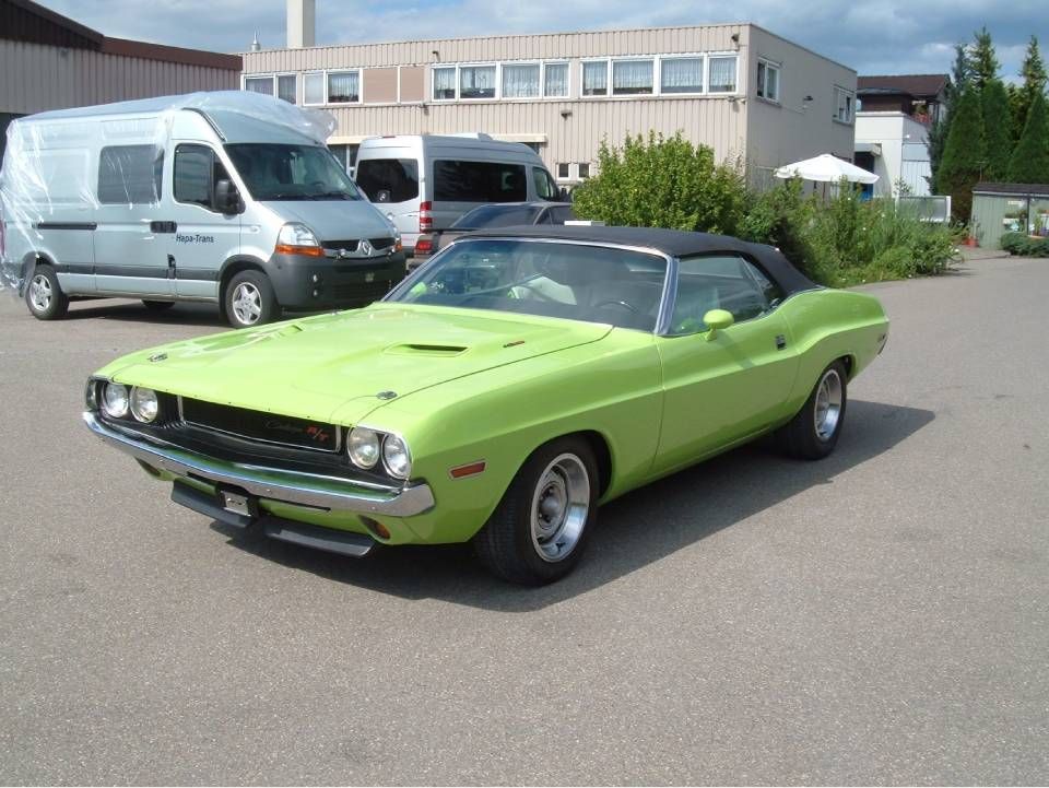 Ein grünes Dodge Challenger Cabriolet steht im Freien.