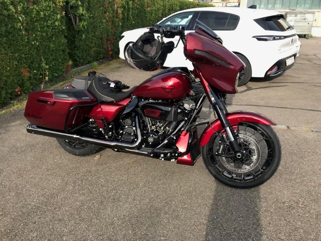 Rotes und weisses Yamaha-Rennmotorrad auf einem Ständer, im Freien. Startnummer 311 am Heck.