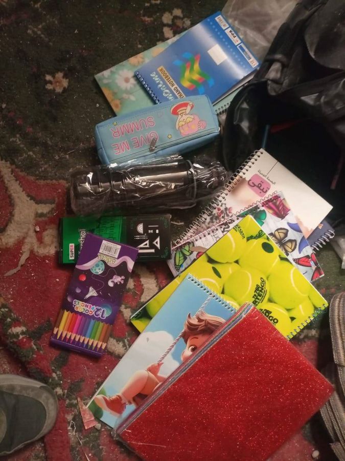 Verschiedene Geschenktüten, Schachteln und verpackte Päckchen lagen verstreut auf dem Teppichboden.