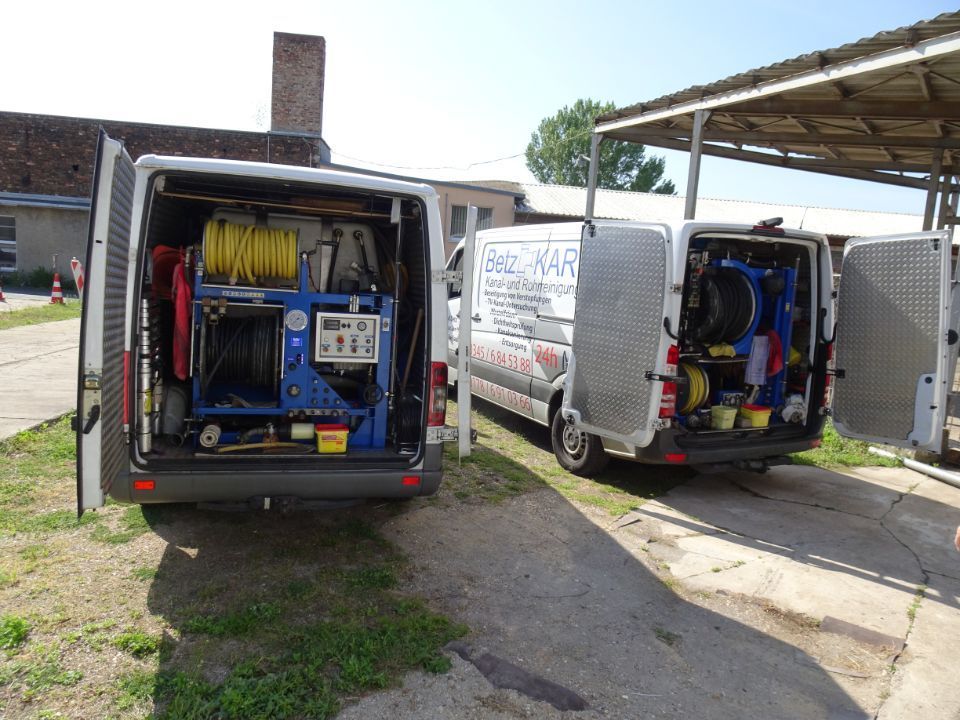 Zwei Transporter für Rohrreinigung