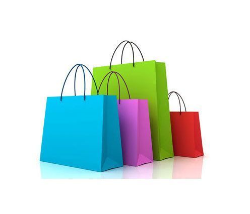 Cuatro bolsas de compras de colores están apiladas una encima de otra sobre un fondo blanco.