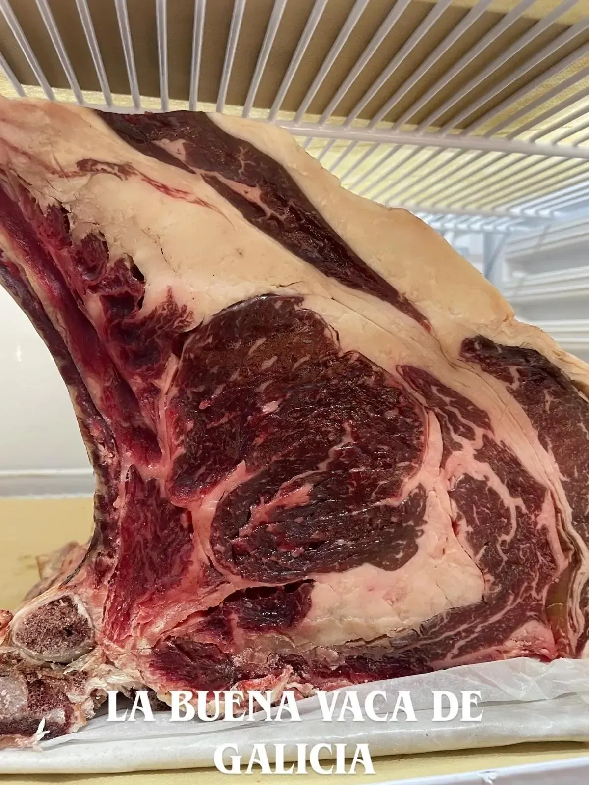 Corte grande de carne cruda de res, etiquetada como