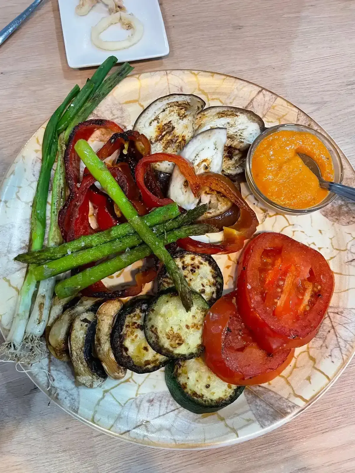 Verduras a la plancha: berenjena, pimientos, calabacín, espárragos, tomate, cebolletas, con salsa de naranja.