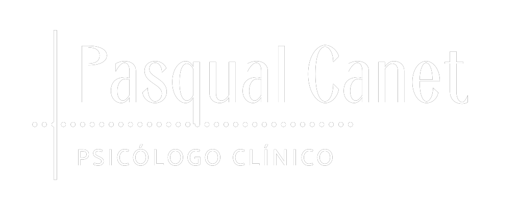 Un logotipo blanco de Pasqua Carel está sobre un fondo blanco.