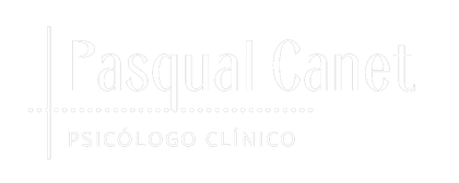 Un logotipo blanco de Pasqua Carel está sobre un fondo blanco.