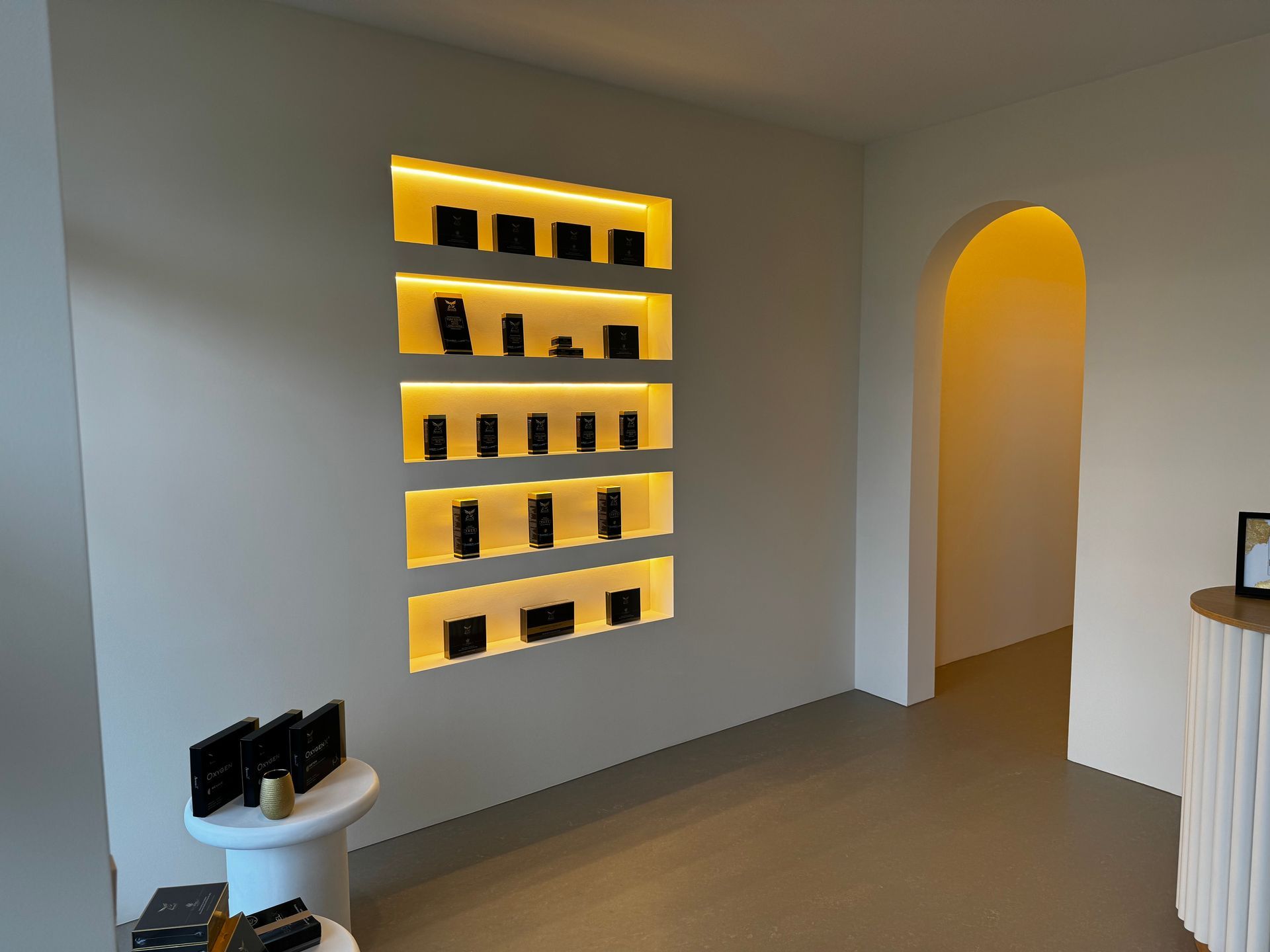 Ein Raum mit einem Tisch und Regalen an der Wand.