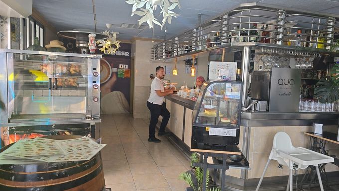 Escena de horneado: masa extendida sobre una mesa de madera, rodeada de ingredientes como huevos.