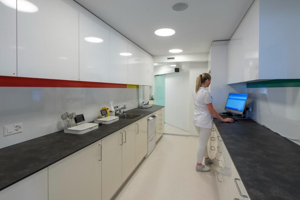 Eine Assistentin bedient einen Computer. Foto von der Praxis Walter A. Aeschbacher