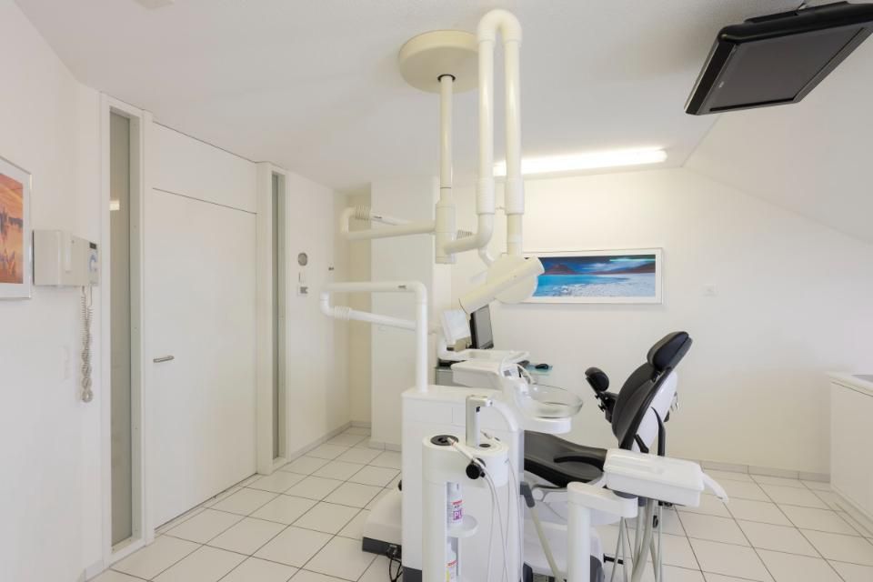 Behandlungsraum von der Praxis Walter A. Aeschbacher