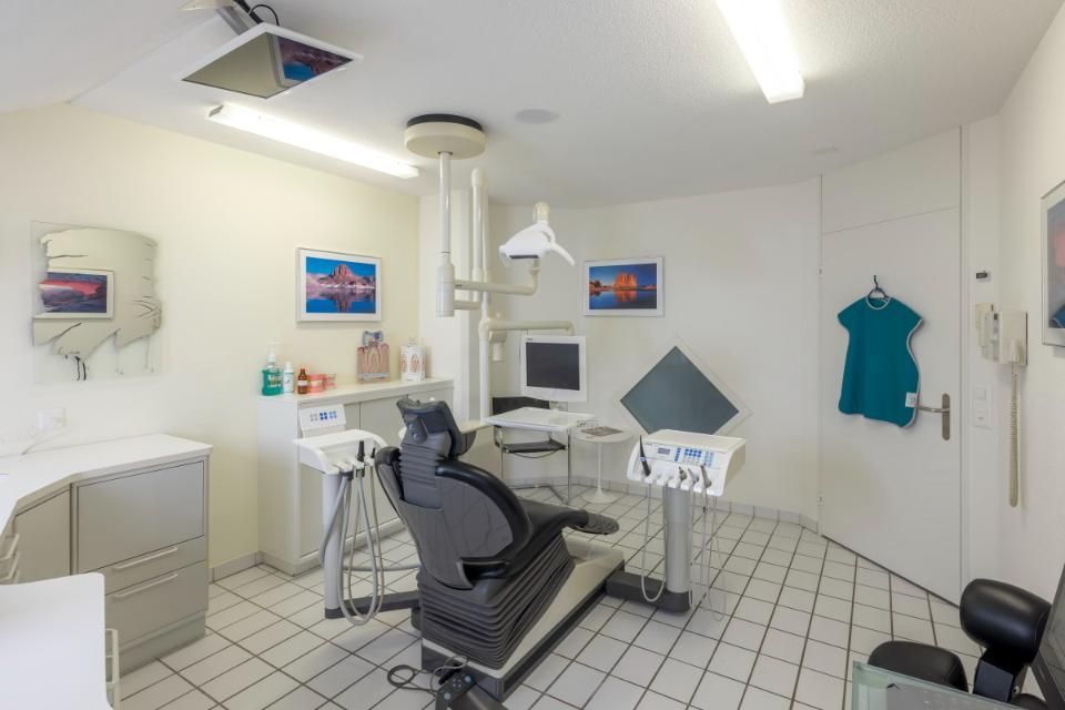 Behandlungsraum von der Praxis Walter A. Aeschbacher