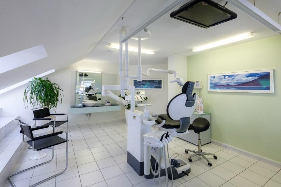 Behandlungsraum von der Praxis Walter A. Aeschbacher