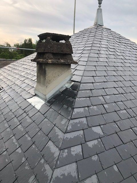 Toit de bâtiment rénové en ardoise