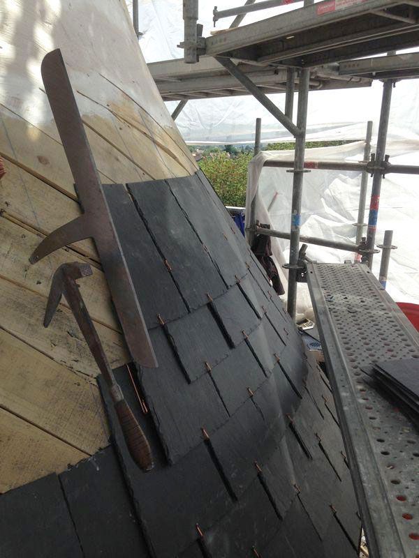 Pose d'ardoises sur le toit d'une tour