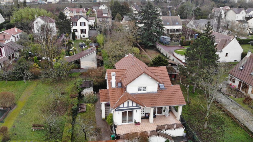 Photo prise en drone d'une grande maison