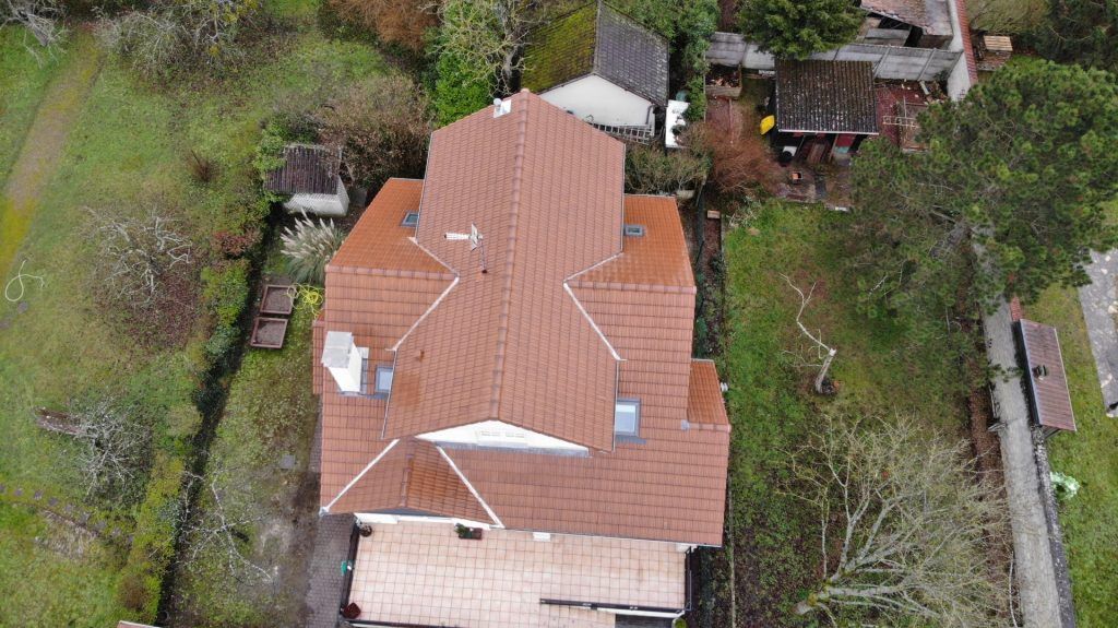 Photo prise de dessus d'une grande maison