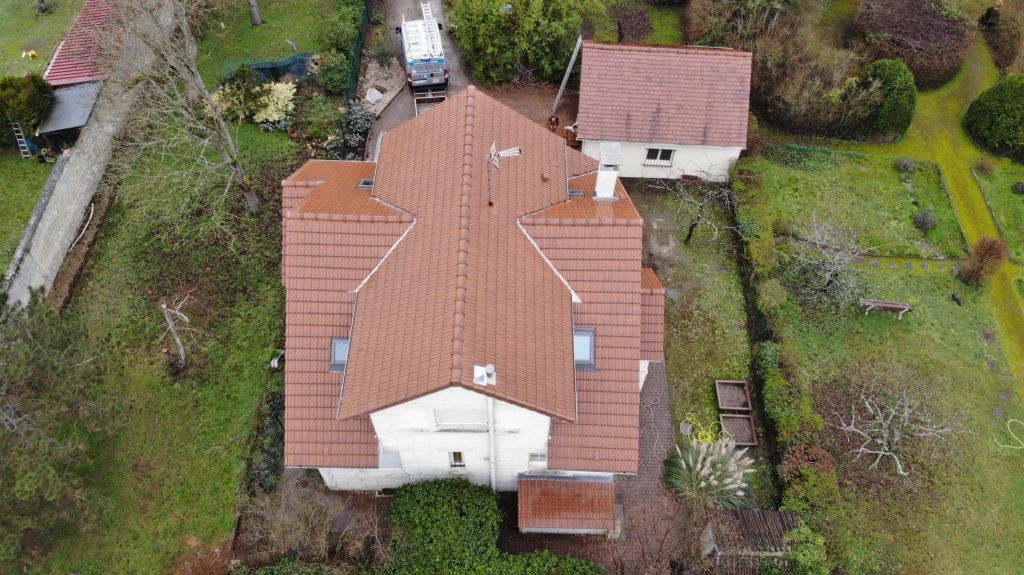 Photo prise en drone d'une grande maison avec toit en tuiles