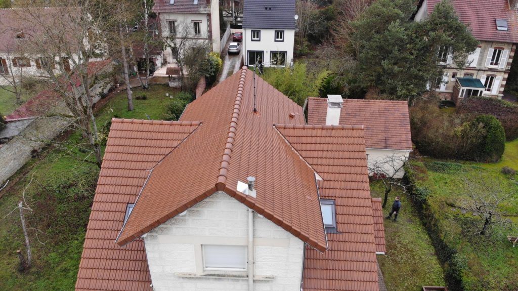 Toiture et lucarne en tuiles