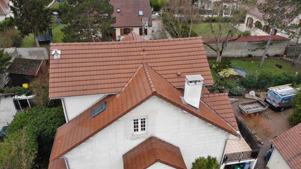 Belle réfection d'une toiture de maison en tuiles