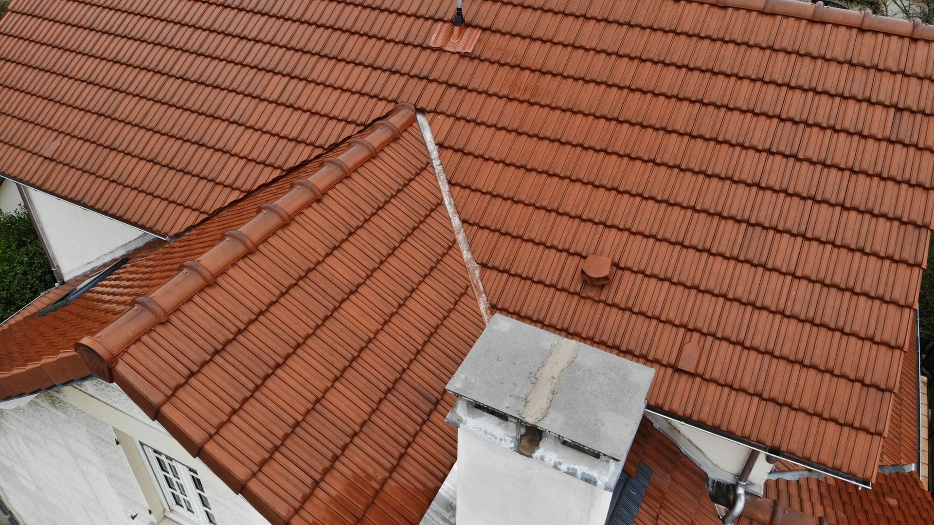 Jonction étanche de plusieurs éléments d'une toiture