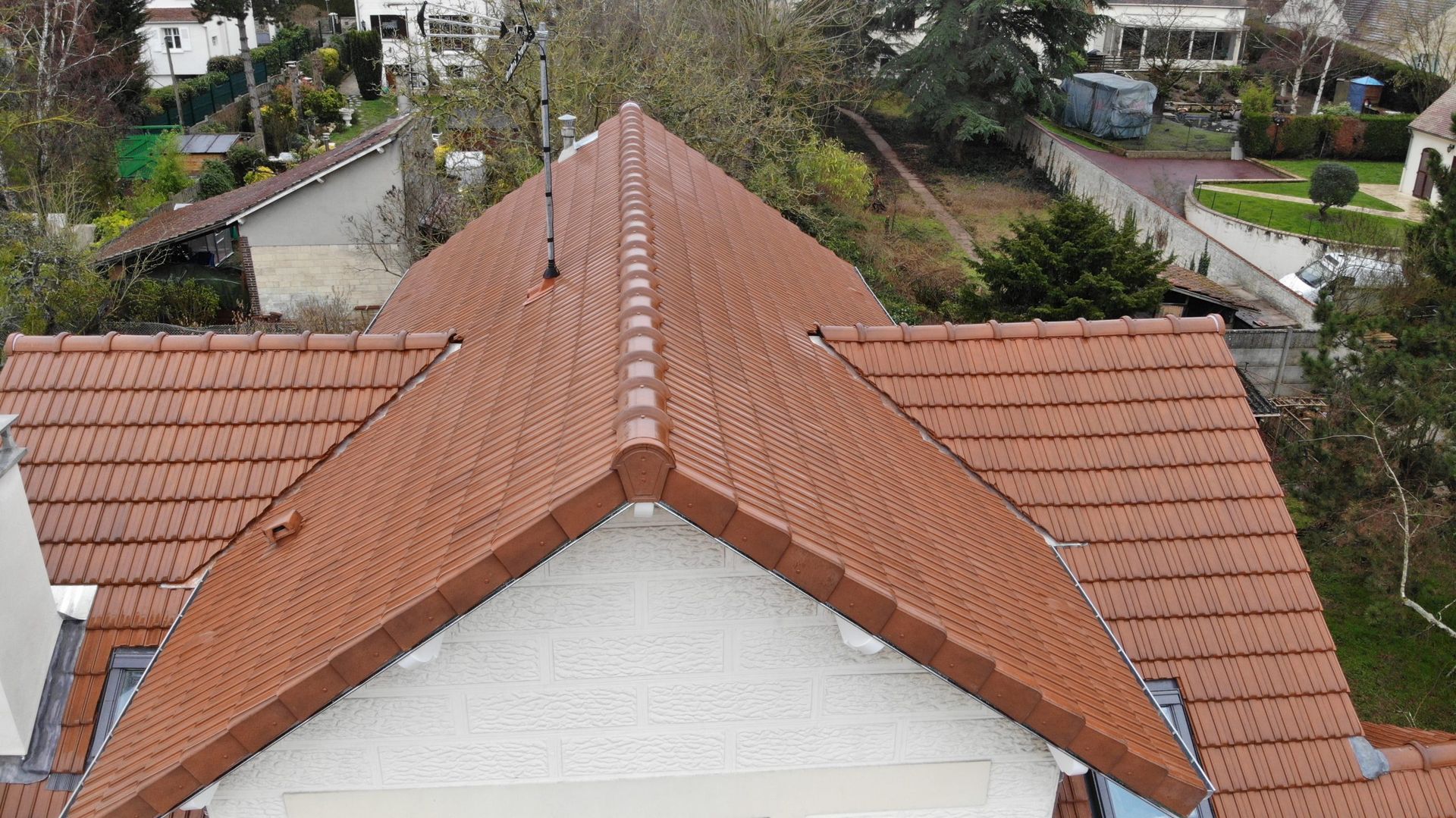 Toiture en tuiles avec une belle pente