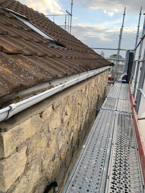 Echauffage installé pour rénover une toiture en tuiles