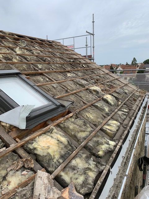 Tuiles enlevées pour nettoyer l'siolant