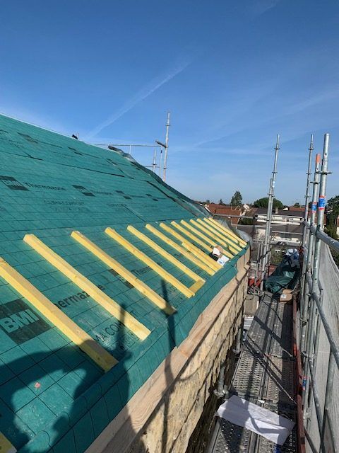 Installation d'un écran de sous-toiture vert
