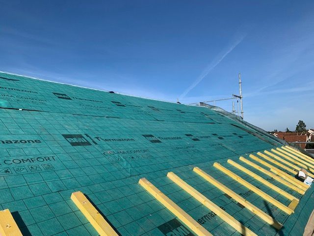 Écran de sous-toiture vert installé