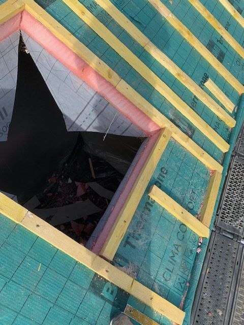 Trou créé pour installer une fenêtre de toit