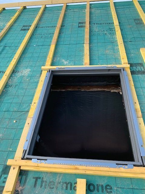 Pose d'une fenêtre de toit en aluminium