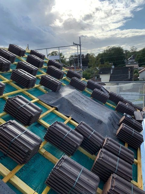 Transport des tuiles sur le toit